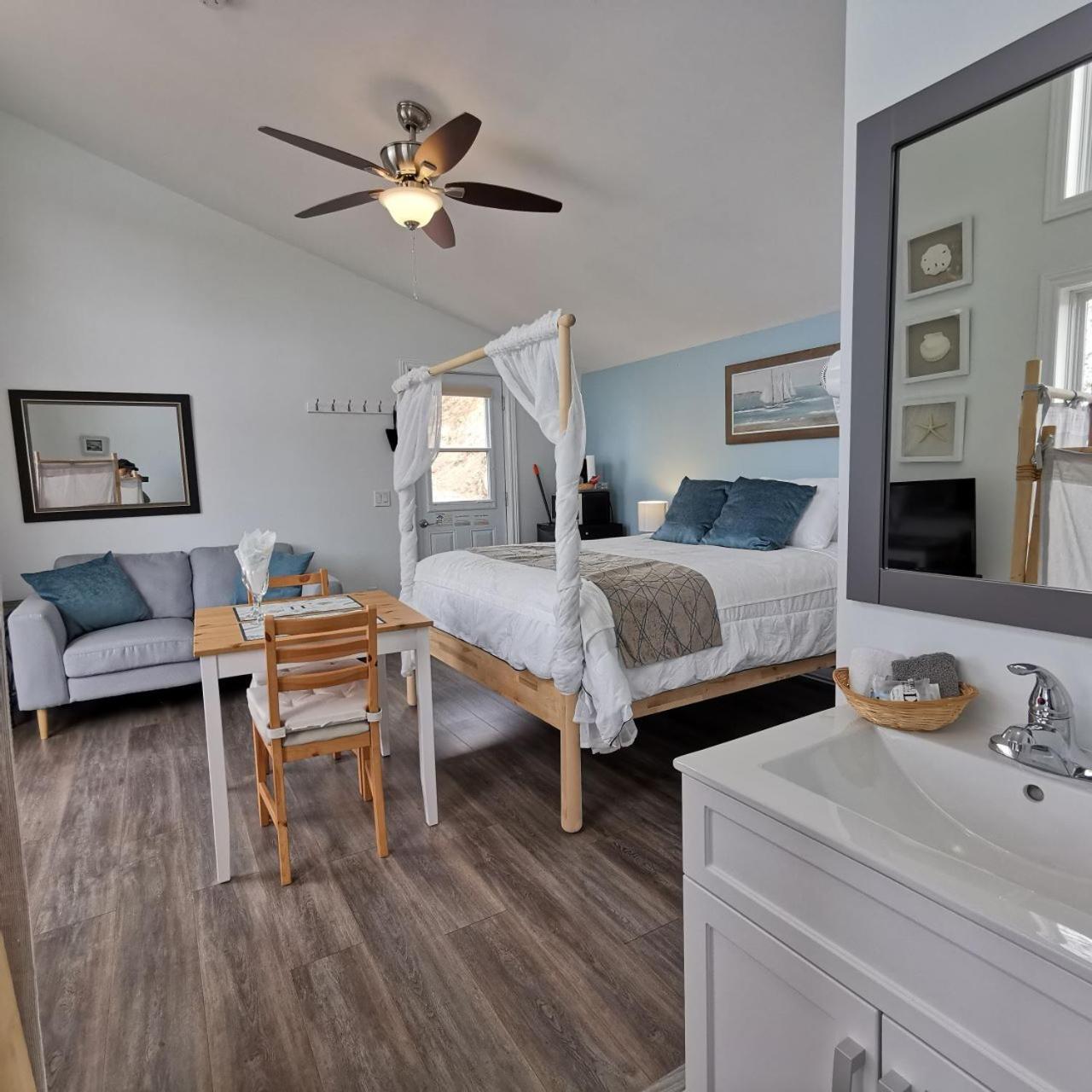Knotty Pine Ocean Front Suite - Adults Only Ingonish Quarto foto